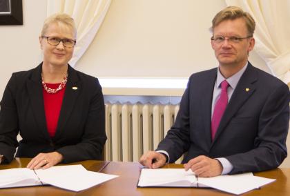 Fulbright Finland Foundation CEO Terhi Mölsä and Rector of the University of Vaasa Jari Kuusisto signing a new grant program agreement