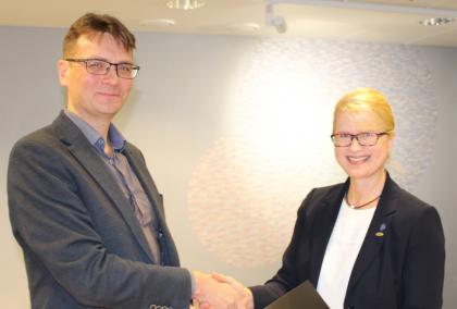 Turku University of Applied Sciences Rector Vesa Taatila and Fulbright Finland Foundation CEO Terhi Mölsä shaking hands after signing an agreement