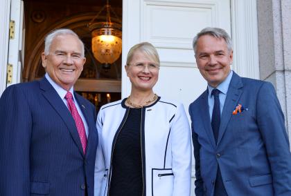 U.S. Ambassador Robert F. Pence, Fulbright Finland Foundation CEO Terhi Mölsä and Foreign Minister Pekka Haavisto in a group photo taken in front of the Ambassador's residence