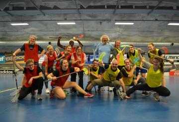 Two teams of U.S. Fulbright Finland grantees after a floorball game smiling 