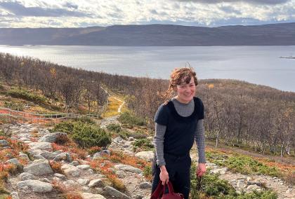 Eugenie Euskirchen at the fell Saana during a sunny fall day