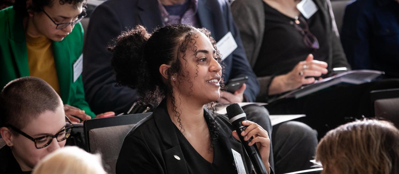 A female audience member asking a question during a Fulbright Finland seminar