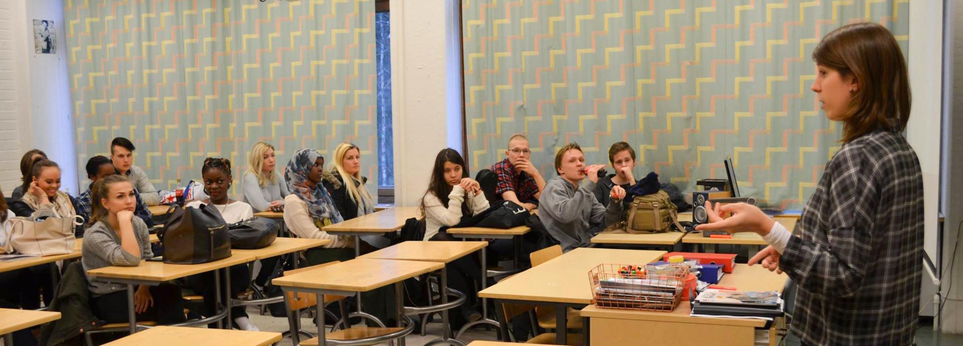 U.S. Fulbright student Molly Schwarz talking to high school students in a classroom